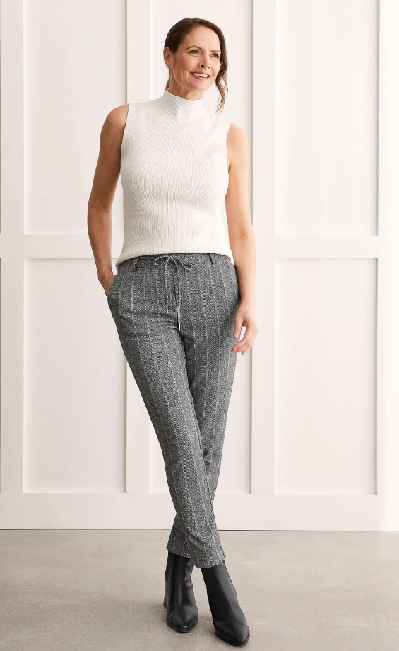 TEXTURED SLEEVELESS MOCK NECK TOP